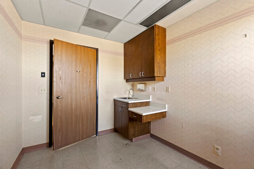 More Photos Of 44215 15th St W, Lancaster Medical For Sale