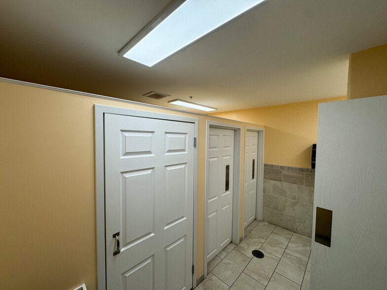 More Photos Of 901 9th St N, Great Falls Showroom For Sale