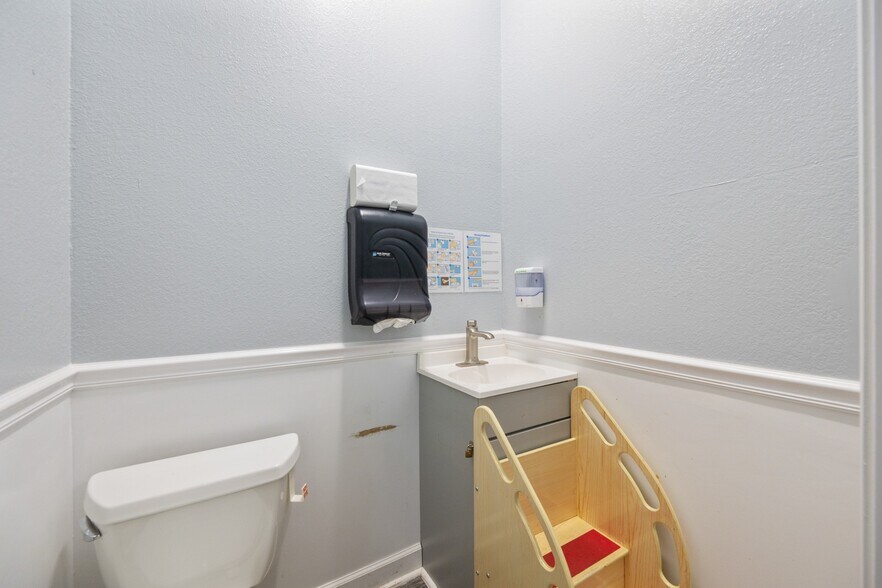 More Photos Of 10366 Highway 100, Scotts Hill Flex For Sale