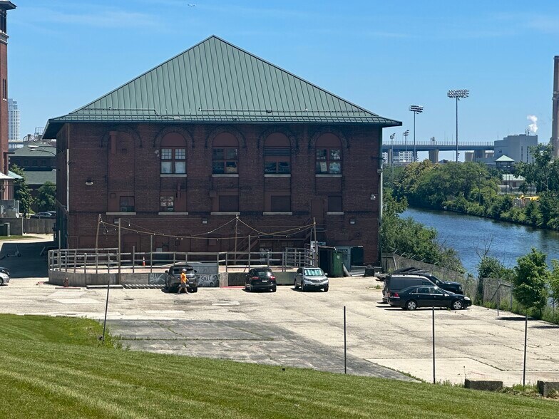 More Photos Of 2215 W Mount Vernon Ave, Milwaukee Freestanding For Sale