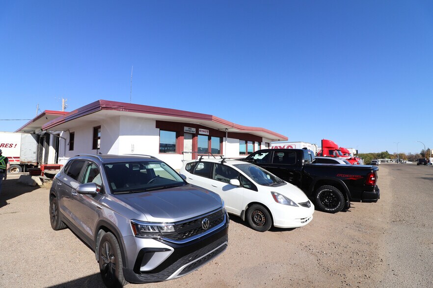 More Photos Of 662 15 St SW, Medicine Hat Industrial For Sale