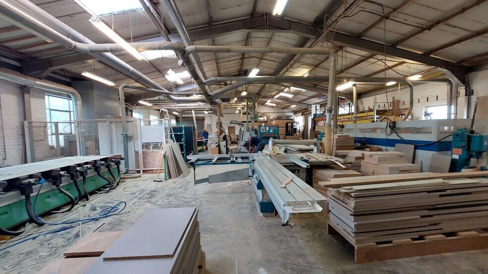 More Photos Of Robert Way, Wickford Warehouse For Lease