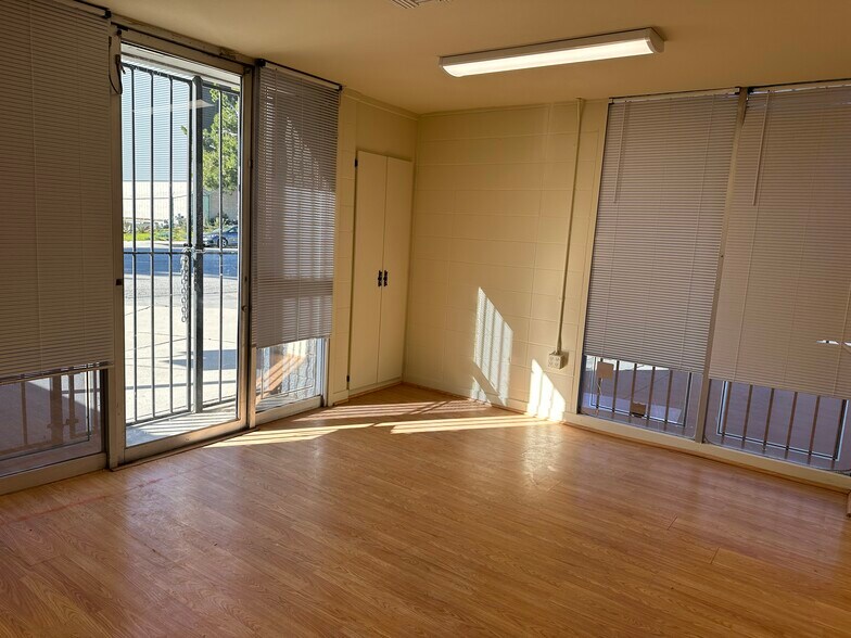 More Photos Of 7456 Valjean Ave, Van Nuys Warehouse For Lease