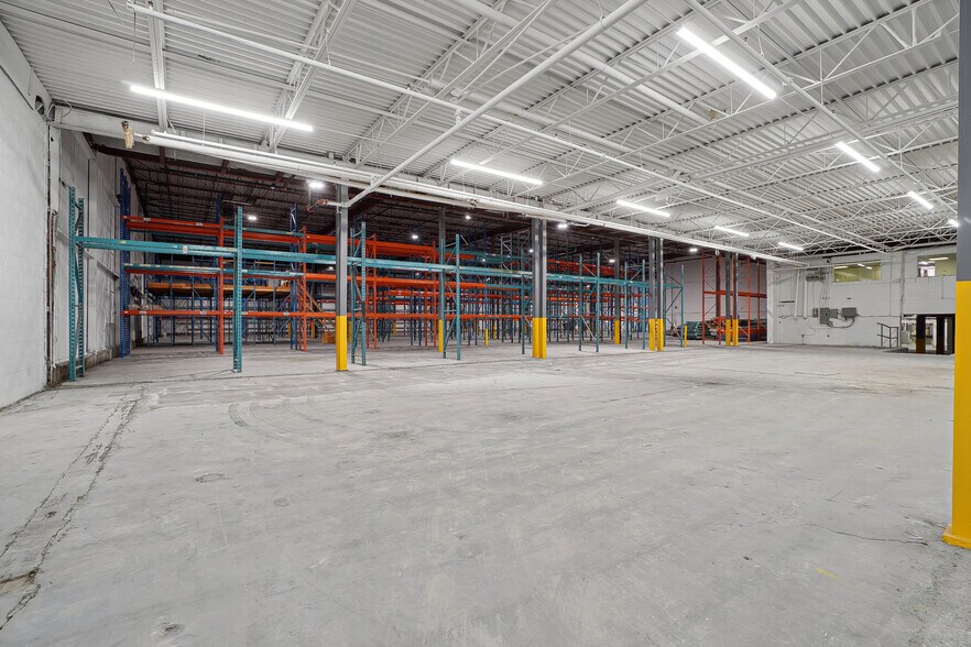 More Photos Of 2345 Rue Lapierre, Montréal Warehouse For Lease