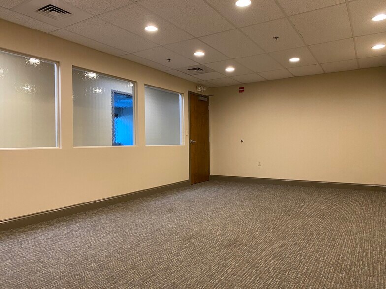 More Photos Of 34 Route 111, Derry Service For Lease