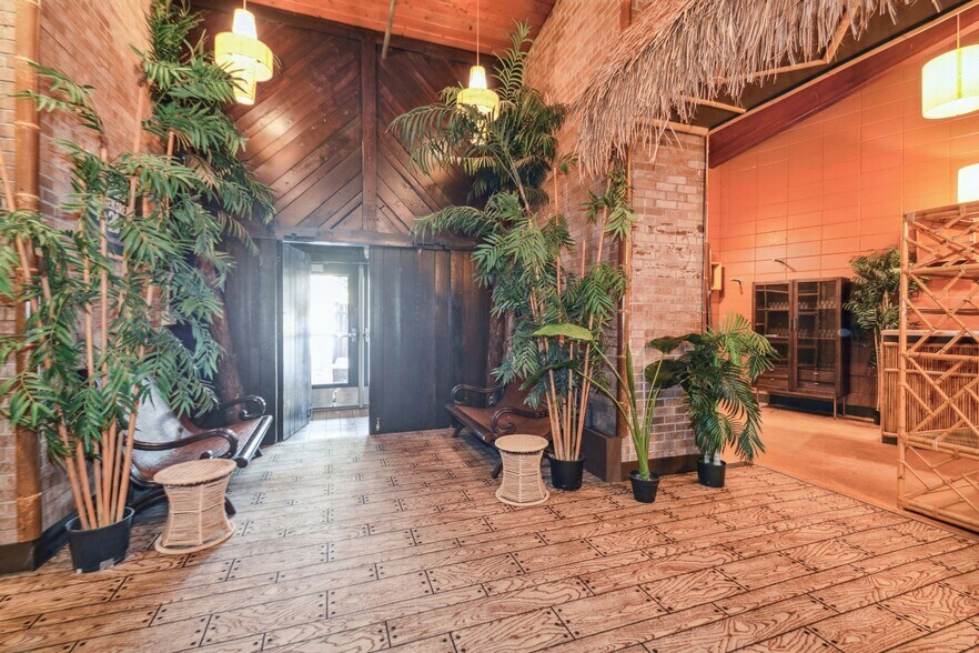 More Photos Of 1900 & 1924 Marshall St NE, Minneapolis Restaurant For Sale