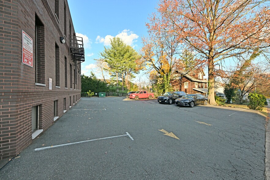 More Photos Of 179 S Maple Ave, Ridgewood Office For Sale