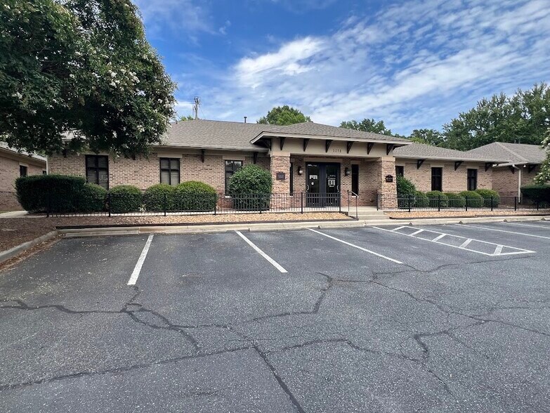 More Photos Of 1258 Mann Dr, Matthews Medical For Sale