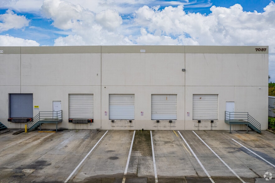More Photos Of 7037 Commonwealth Ave, Jacksonville Warehouse For Lease