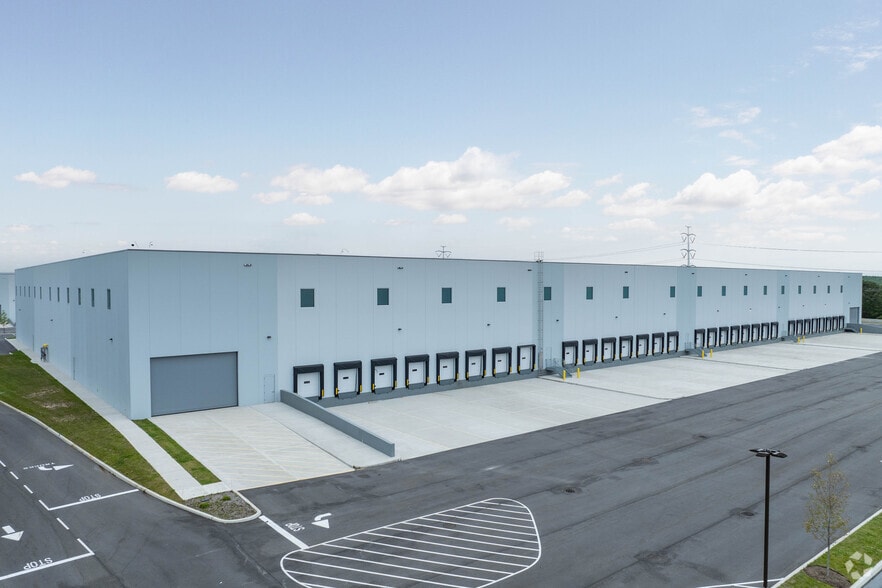 Primary Photo Of 1001 Express Drive North, Yaphank Distribution For Lease