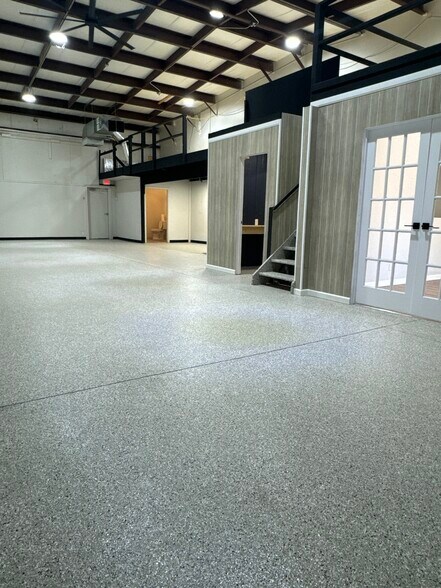 More Photos Of 517 N Lake Ave, Twin Lakes Showroom For Lease