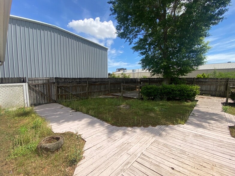 More Photos Of 19924 Chestnut Dr, Foley Showroom For Lease