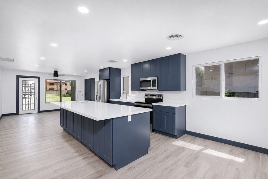 More Photos Of 958 W Main St, Mesa Flex For Lease