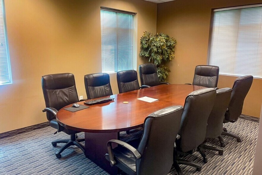 More Photos Of 1730 S Cherry St, Tomball Office For Sale