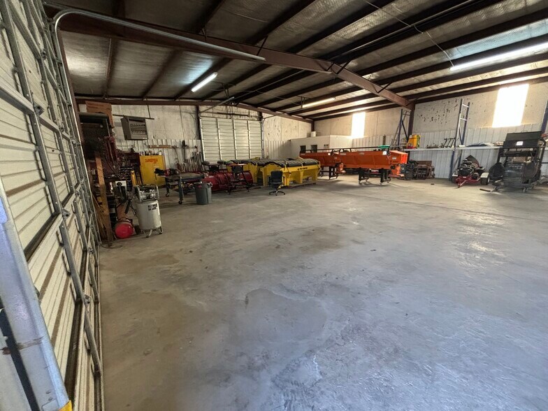 More Photos Of 115-127 Samuel Dr, Weatherford Warehouse For Sale