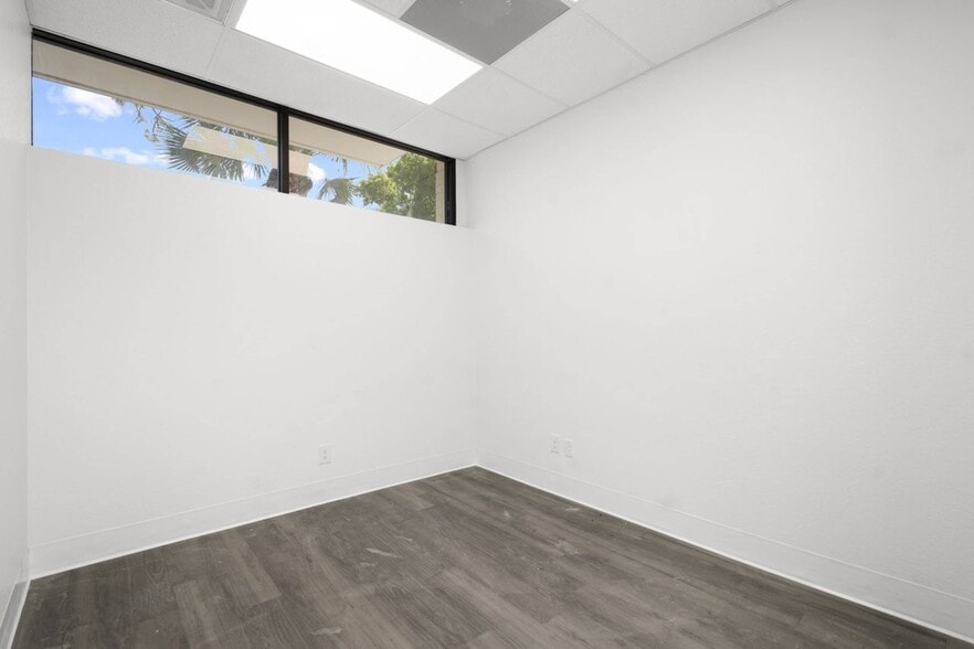 More Photos Of 3801 Bee Ridge Rd, Sarasota Storefront For Lease