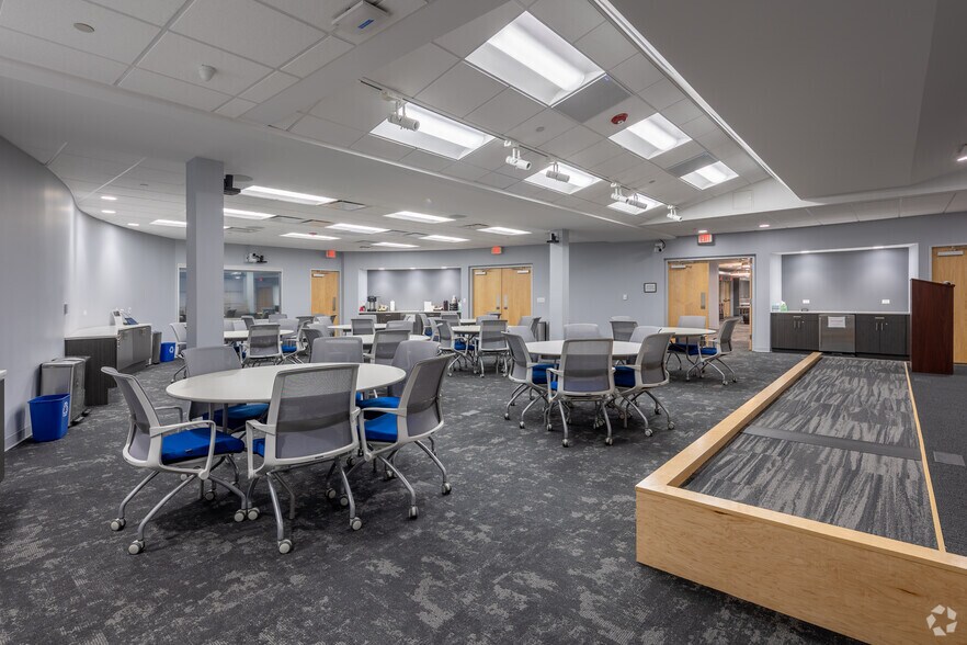More Photos Of 265 Exchange Dr, Crystal Lake Office For Sale