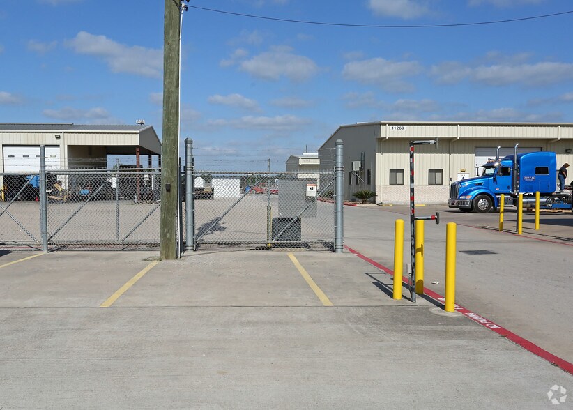 More Photos Of 11265 Windfern Rd, Houston Warehouse For Lease