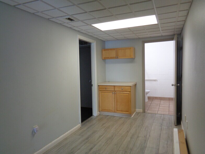 More Photos Of 6020 Deacon Rd, Sarasota Warehouse For Sale