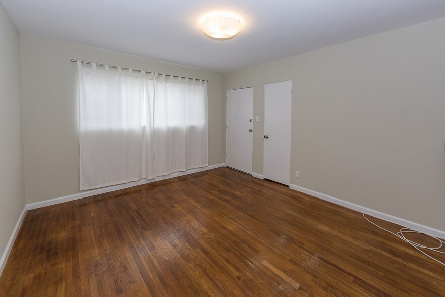 More Photos Of 4771 W Adams Blvd, Los Angeles General Retail For Sale