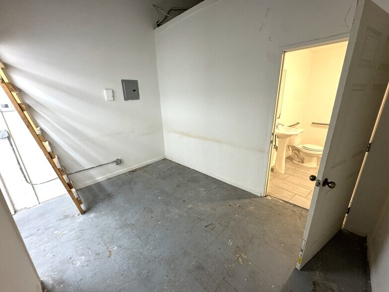 More Photos Of 1018-1020 S Los Angeles St, Los Angeles Light Manufacturing For Lease