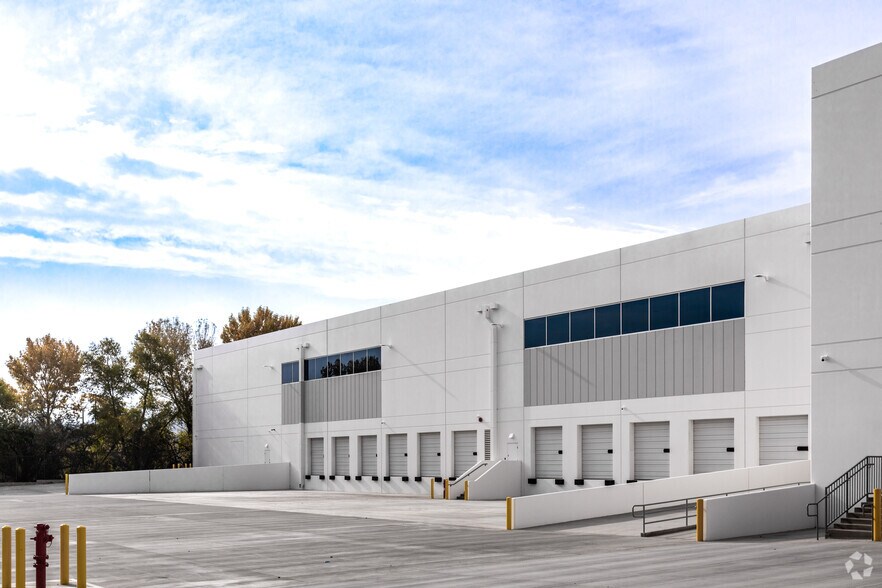 More Photos Of 17 Longitude Way, Corona Unknown For Lease