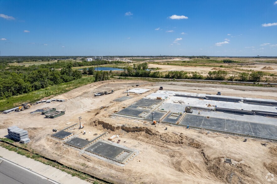 More Photos Of 1425 Susurro Pky, San Marcos Distribution For Lease