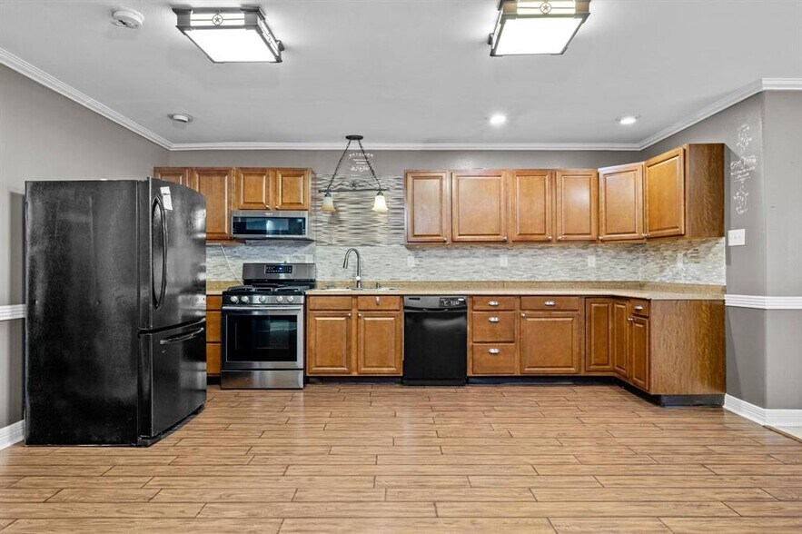 More Photos Of 7648 Broadview Dr, Houston Apartments For Sale