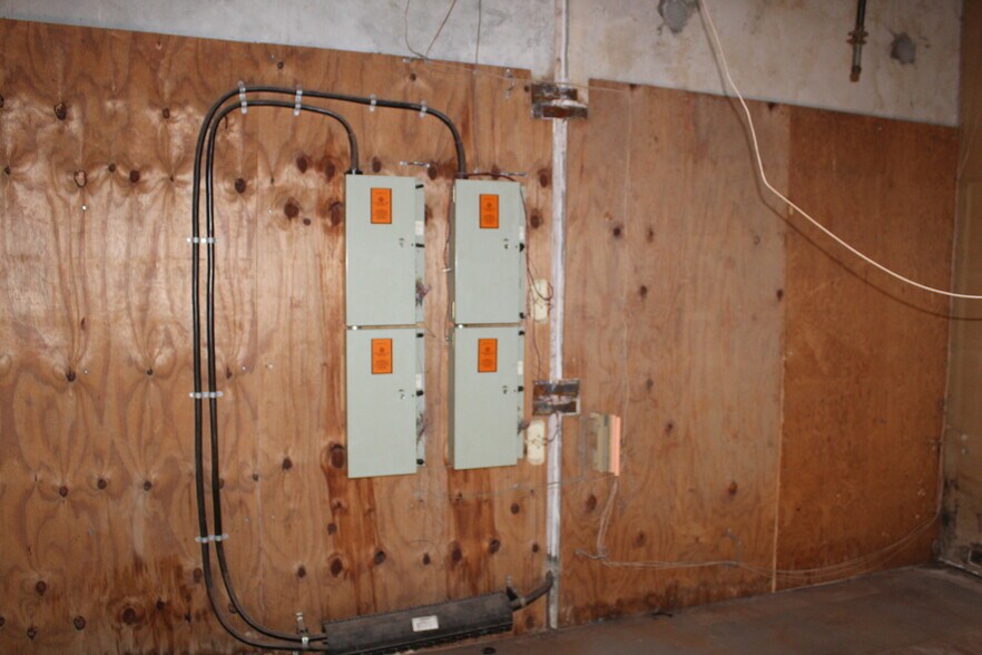 More Photos Of 1421 34th St, Woodward Service For Sale