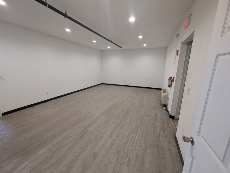 More Photos Of 5421 NW Beaver Dr, Johnston Warehouse For Lease