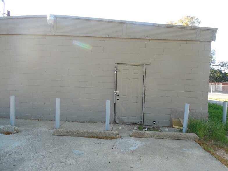 More Photos Of 3744 Dixon Ave, Dallas Freestanding For Lease