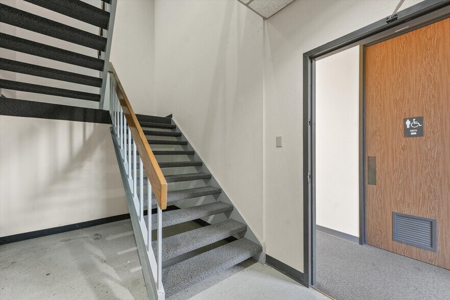 More Photos Of 2000 25th Ave N, Texas City Office For Lease