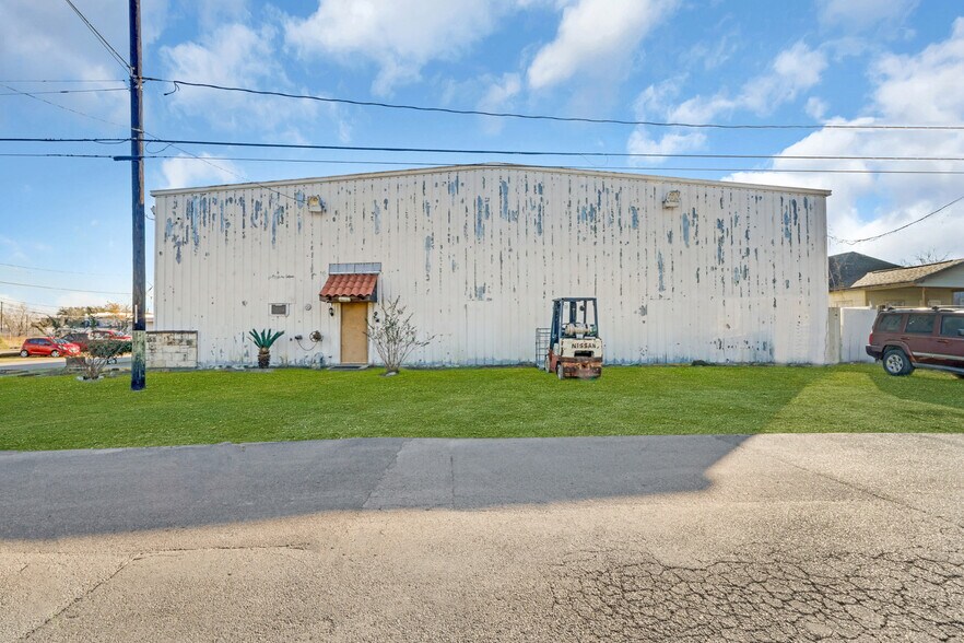 More Photos Of 8012 Endor, Houston Warehouse For Lease