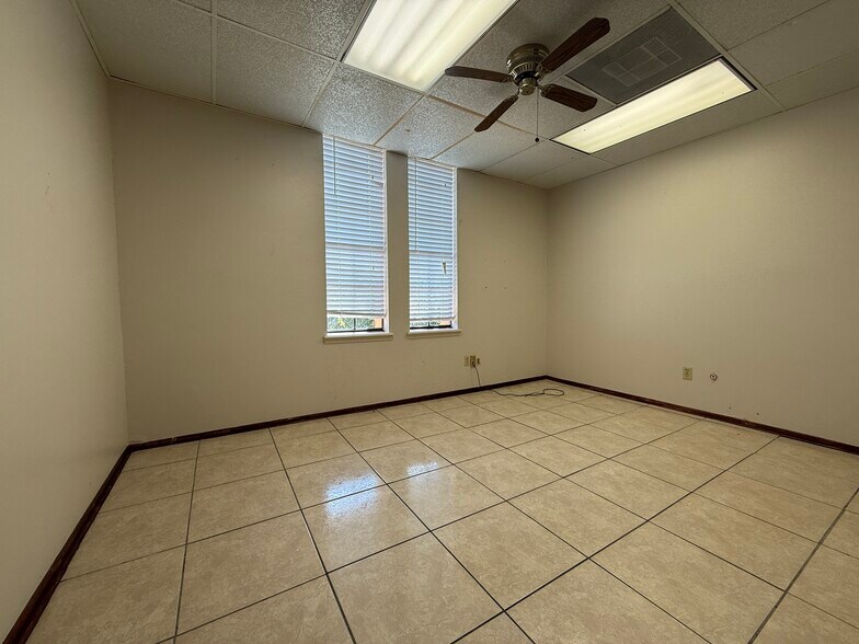 More Photos Of 6910 Bellaire Blvd, Houston Office Residential For Lease