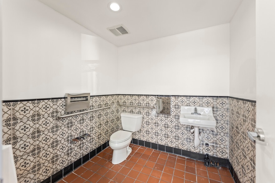 More Photos Of 11100 Downey Ave, Downey Restaurant For Sale