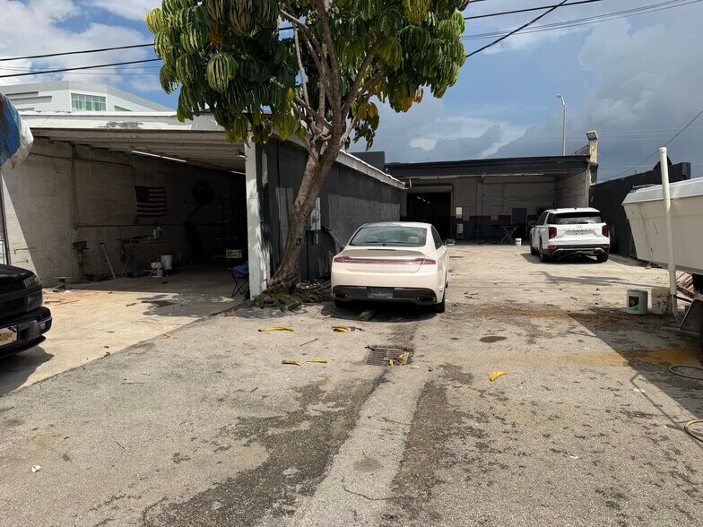 Primary Photo Of 2760 NW 36 St & 2825 NW 35 ST st, Miami Flex For Lease