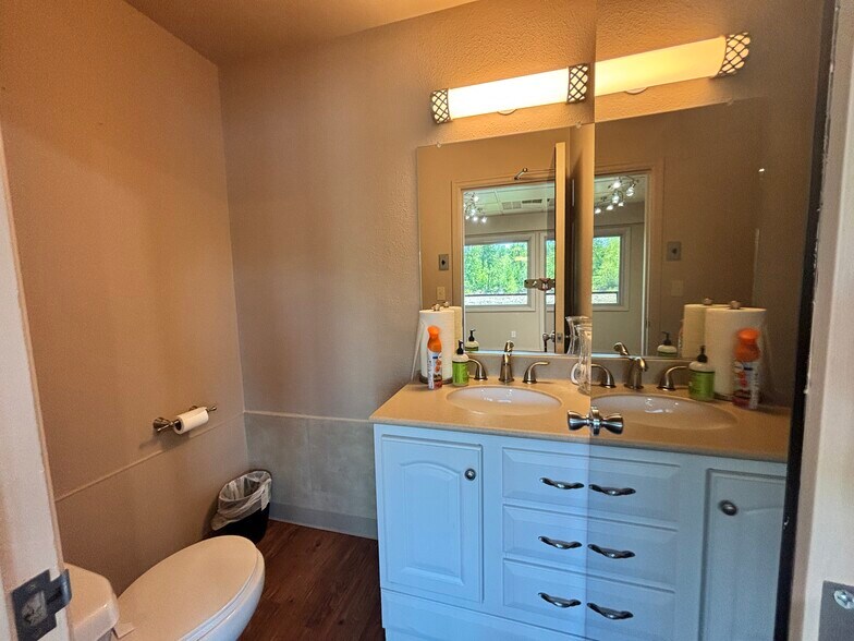 More Photos Of 131 NE Pine St, Salem Office For Lease