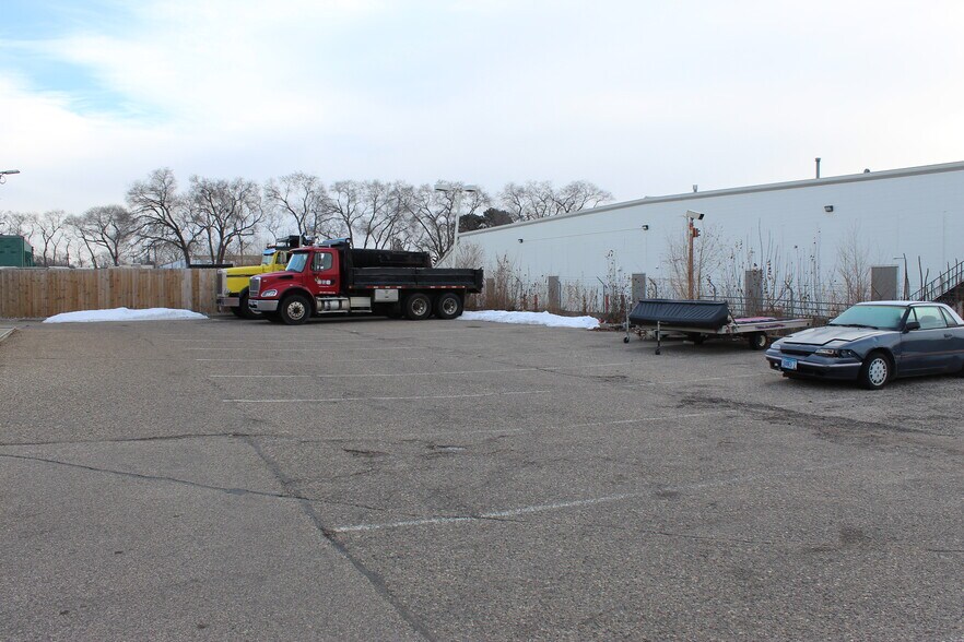 More Photos Of 541 W 90th St, Bloomington Showroom For Sale