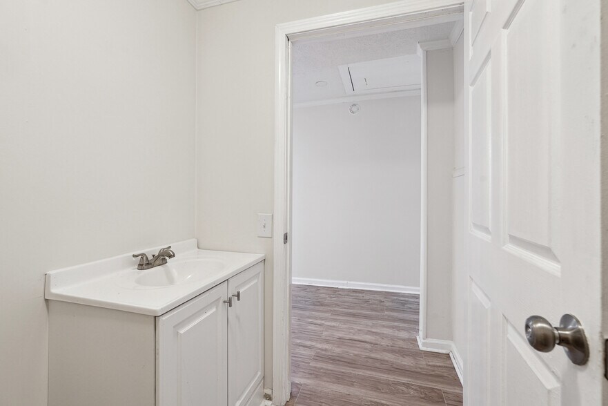 More Photos Of 401 SW Cleveland Ave, Atlanta Office Residential For Sale