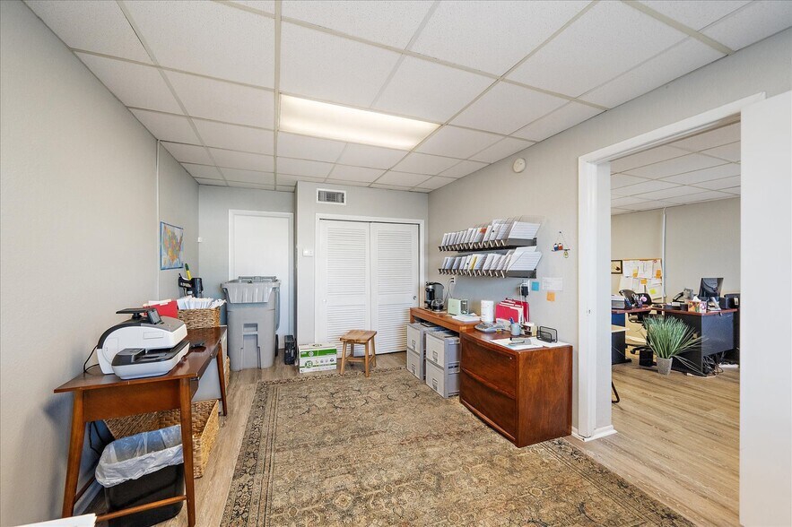 More Photos Of 3932 Swift Rd, Sarasota Office For Sale