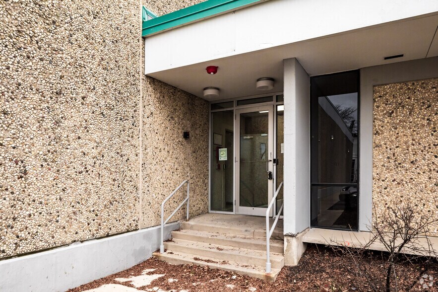More Photos Of 2301 Lively Blvd, Elk Grove Village Warehouse For Lease