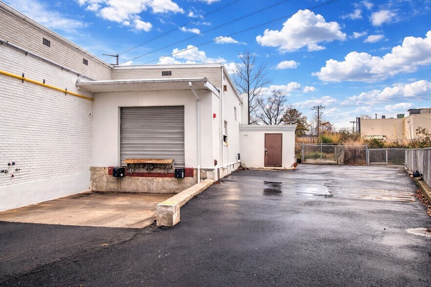 More Photos Of 288 E 12th Ave, Roselle Manufacturing For Lease