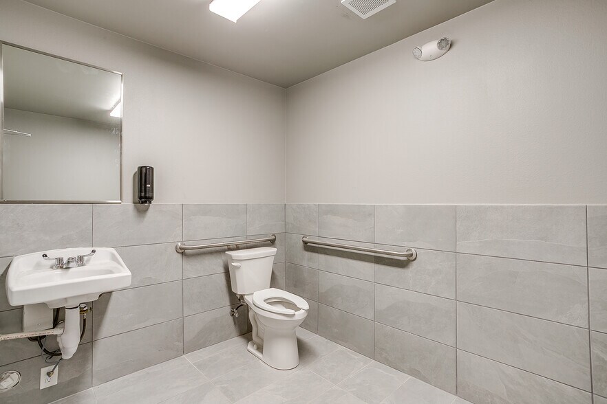 More Photos Of 1321 Kerry ln, Azle Industrial For Sale