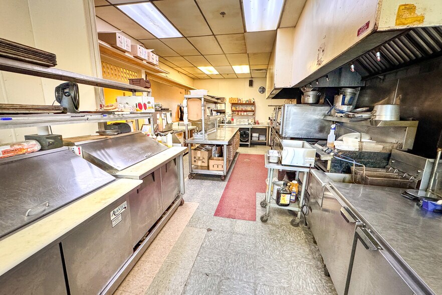 More Photos Of 10 Washington St, Middlebury Freestanding For Sale