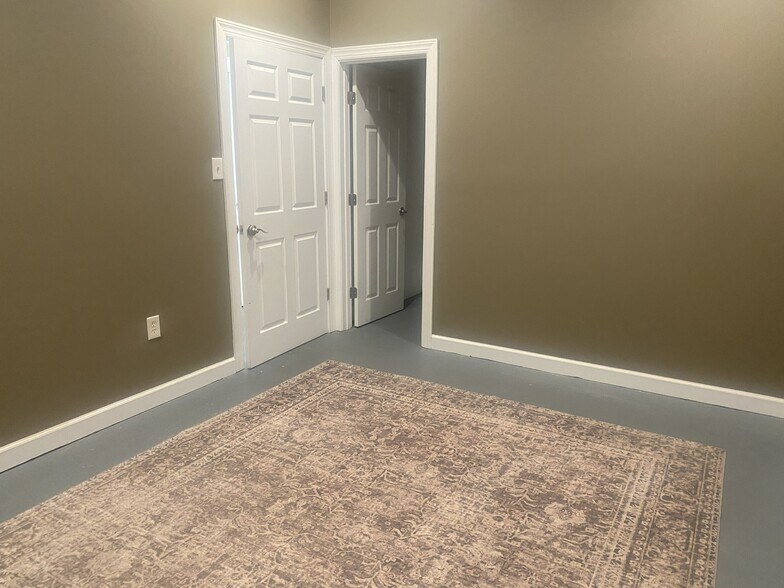 More Photos Of 305 E Arch St, Lancaster Light Distribution For Sale