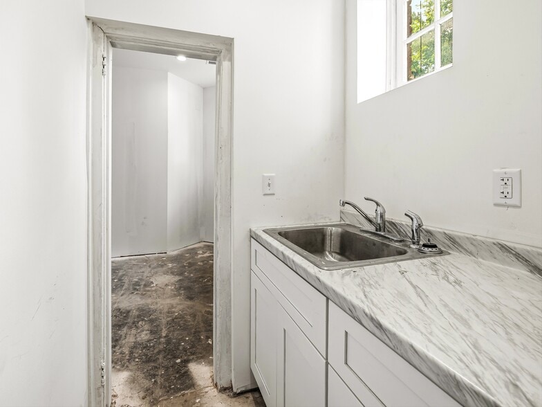 More Photos Of 5 Biltmore Plz, Asheville Storefront For Lease