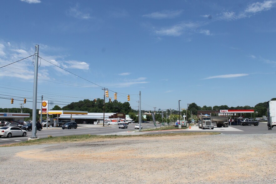 More Photos Of 1523 Salisbury Rd, Statesville Showroom For Lease