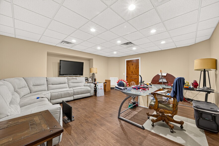 More Photos Of 214 N Loop 336 E, Conroe Office For Sale
