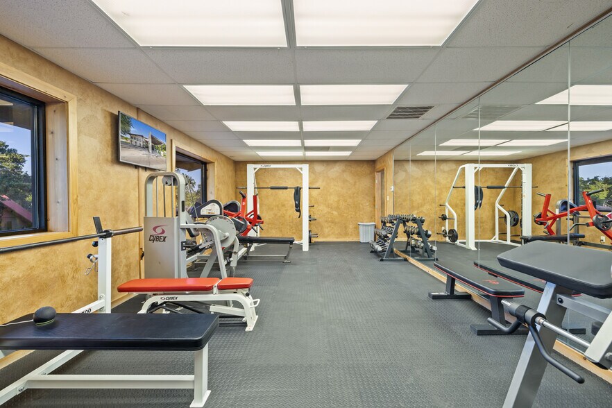 More Photos Of 101 Rolling Hills Rd, Blanco Specialty For Sale