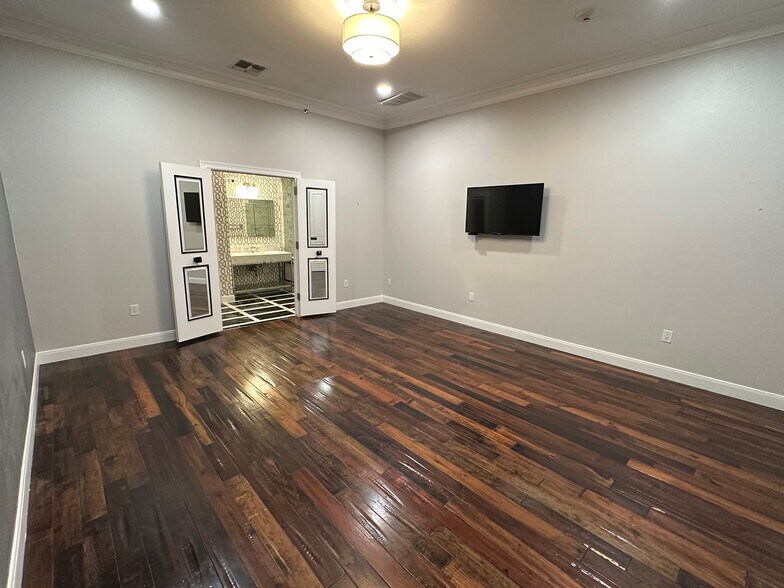 More Photos Of 152-170 S Main St, Boerne Storefront For Lease